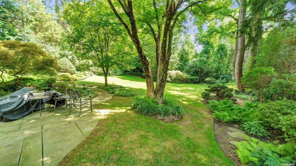 13 Circle Way Sea Cliff NY 11579