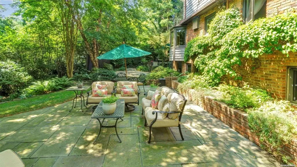 13 Circle Way Sea Cliff NY 11579