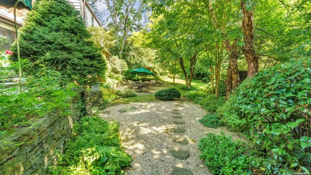 13 Circle Way Sea Cliff NY 11579