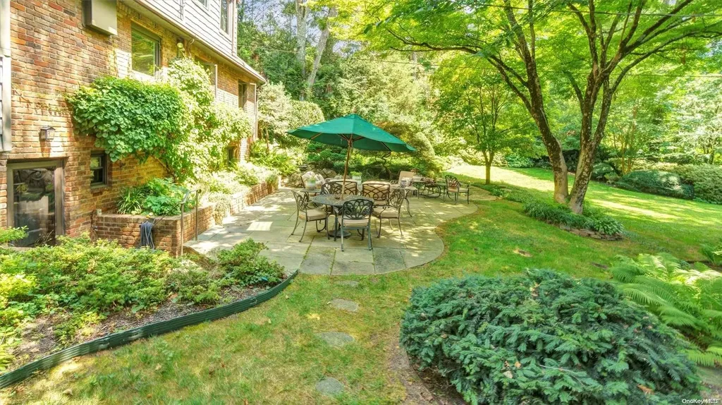 13 Circle Way Sea Cliff NY 11579