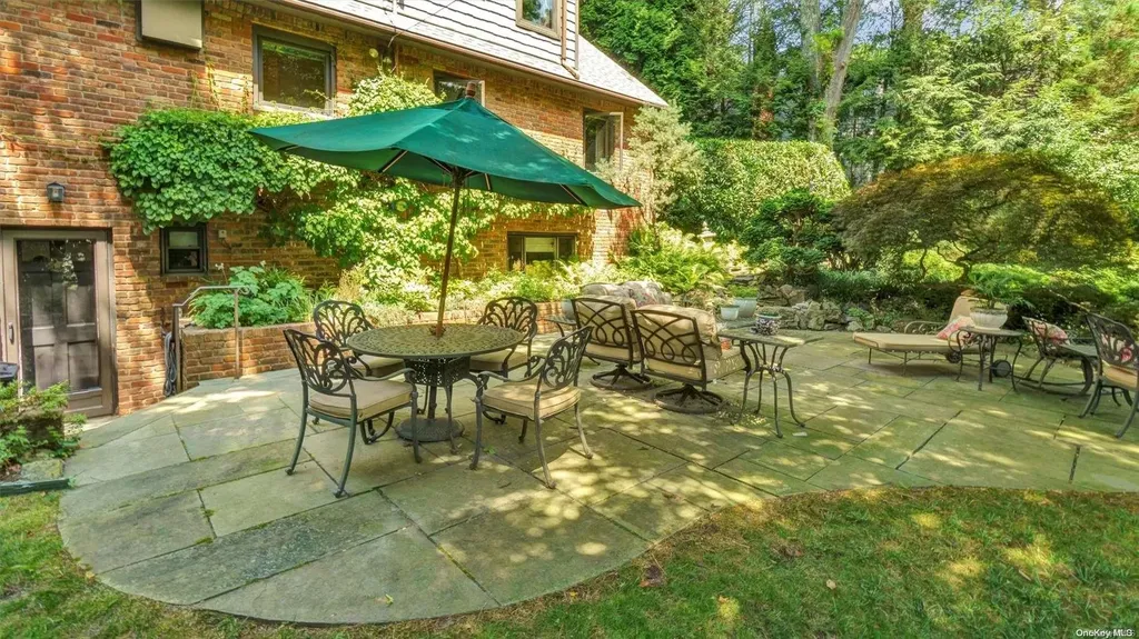 13 Circle Way Sea Cliff NY 11579