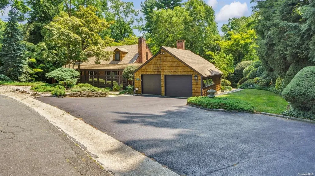 13 Circle Way Sea Cliff NY 11579