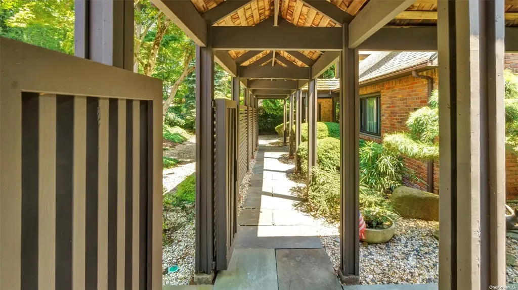 13 Circle Way Sea Cliff NY 11579