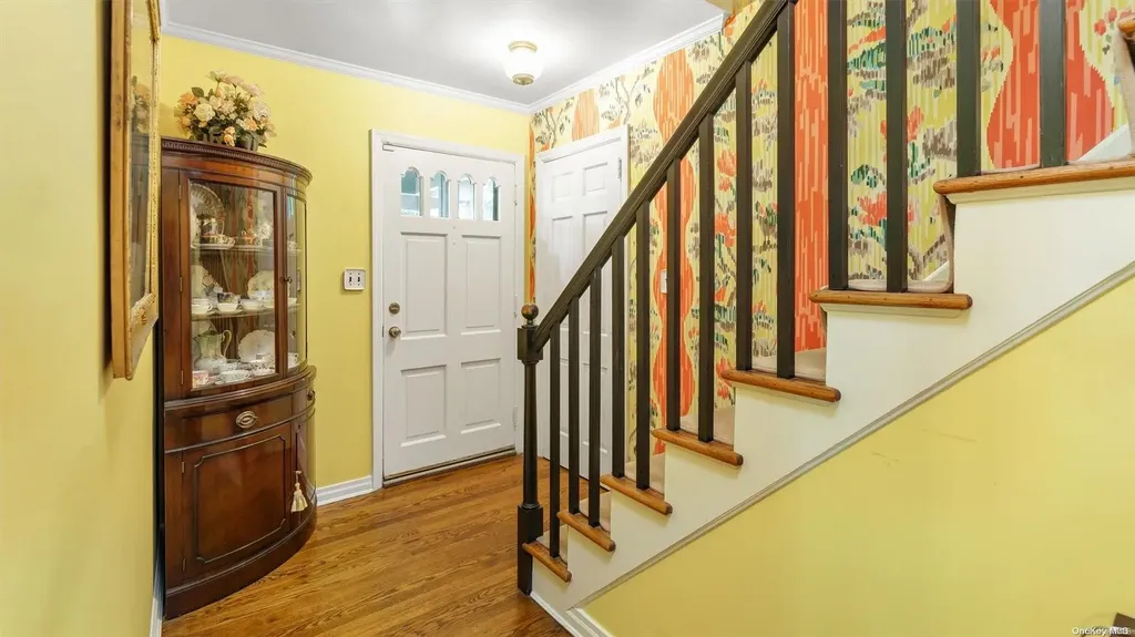 13 Circle Way Sea Cliff NY 11579