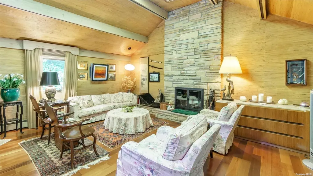 13 Circle Way Sea Cliff NY 11579