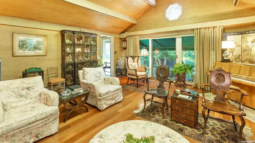 13 Circle Way Sea Cliff NY 11579