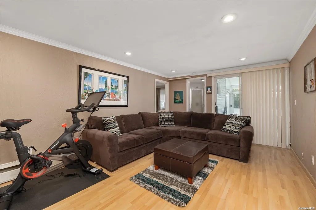 2181 Spruce Street Wantagh NY 11793