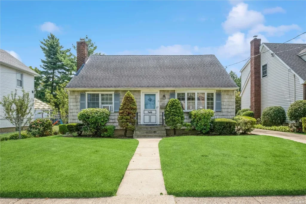15 Bagley Avenue Albertson NY 11507