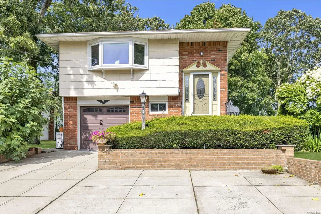 196 Radcliffe Road Plainview NY 11803