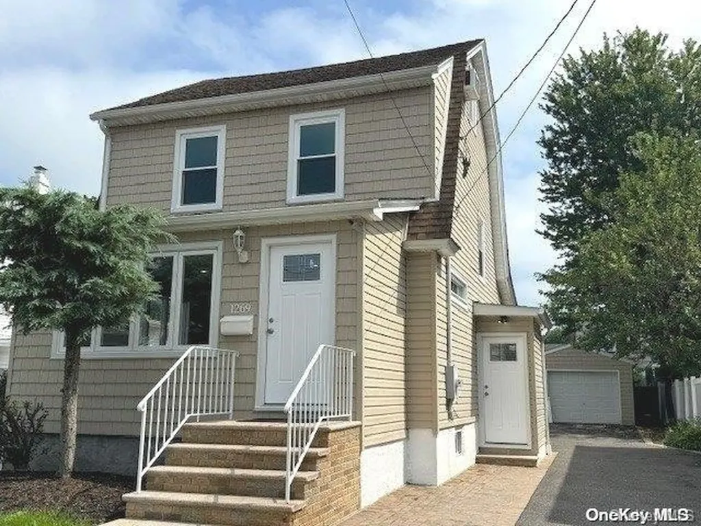 1269 Wheatley Street Hewlett NY 11557