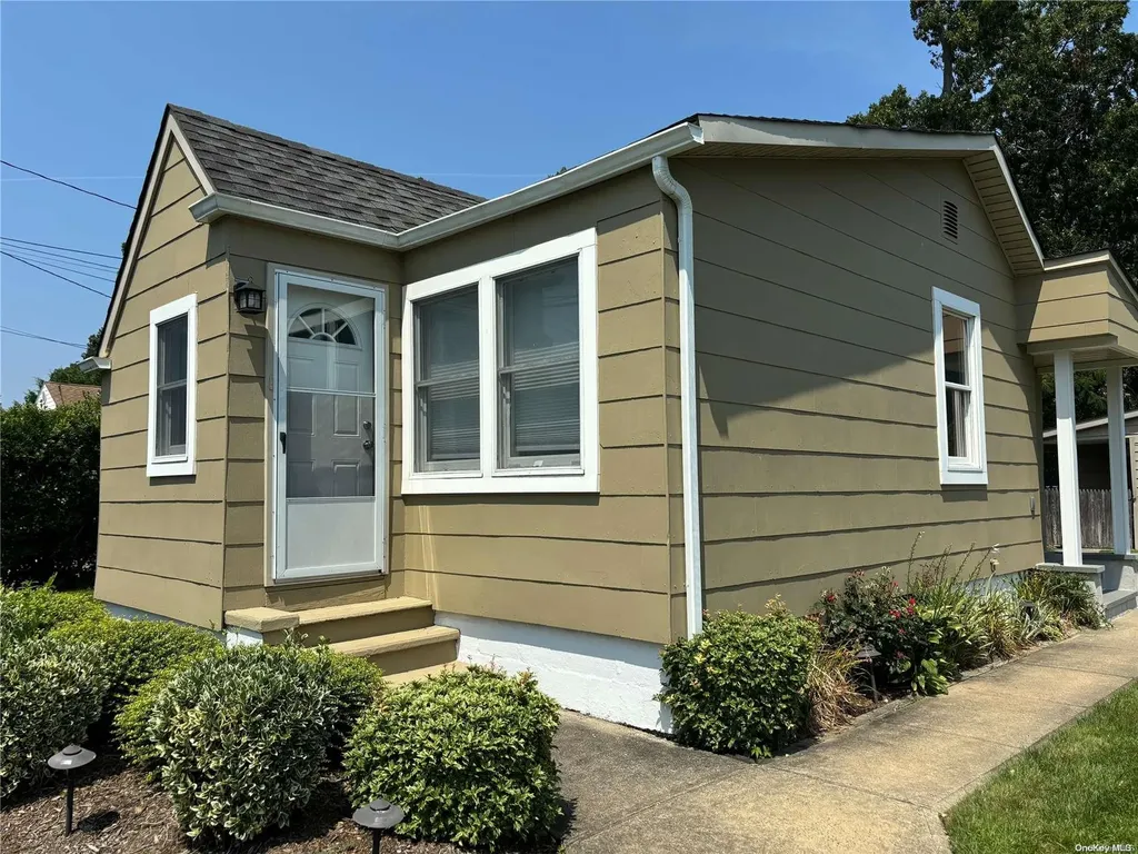 7 W Spruce Street Islip NY 11751