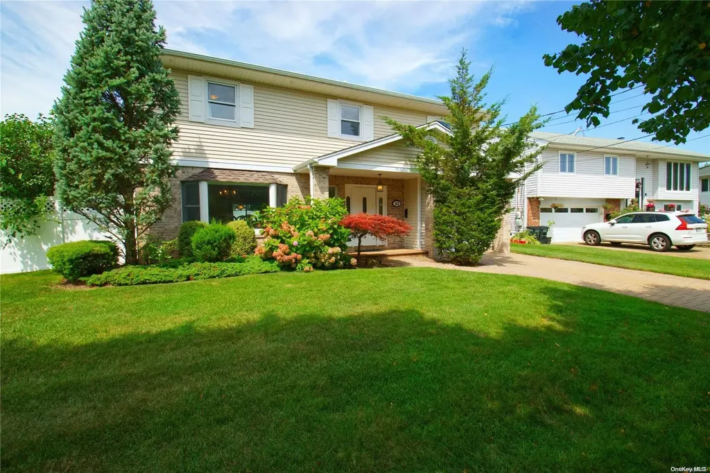 22 Burns Lane Massapequa NY 11758