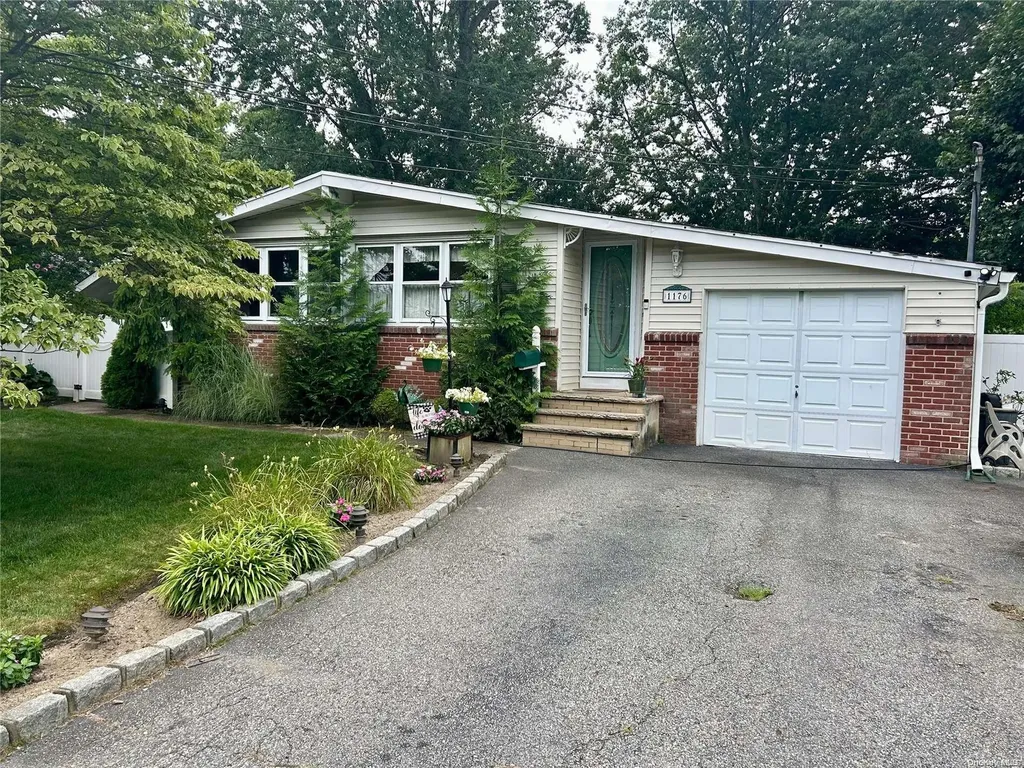 1176 Hyman Avenue Bay Shore NY 11706