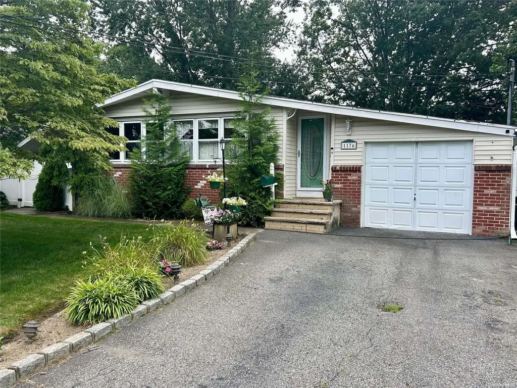 1176 Hyman Avenue Bay Shore NY 11706