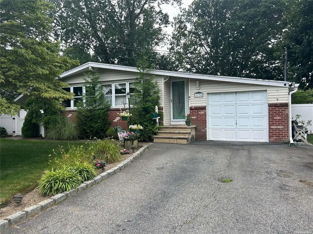 1176 Hyman Avenue Bay Shore NY 11706