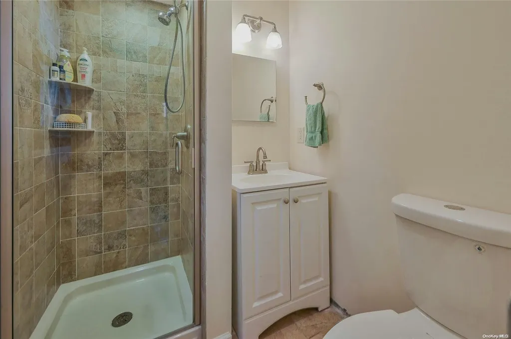 8 Oak Place Selden NY 11784