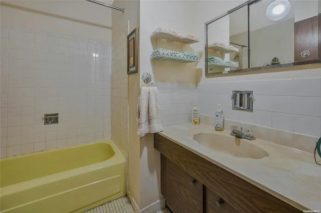 8 Oak Place Selden NY 11784