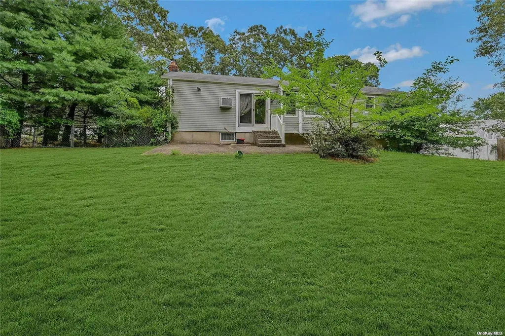 8 Oak Place Selden NY 11784
