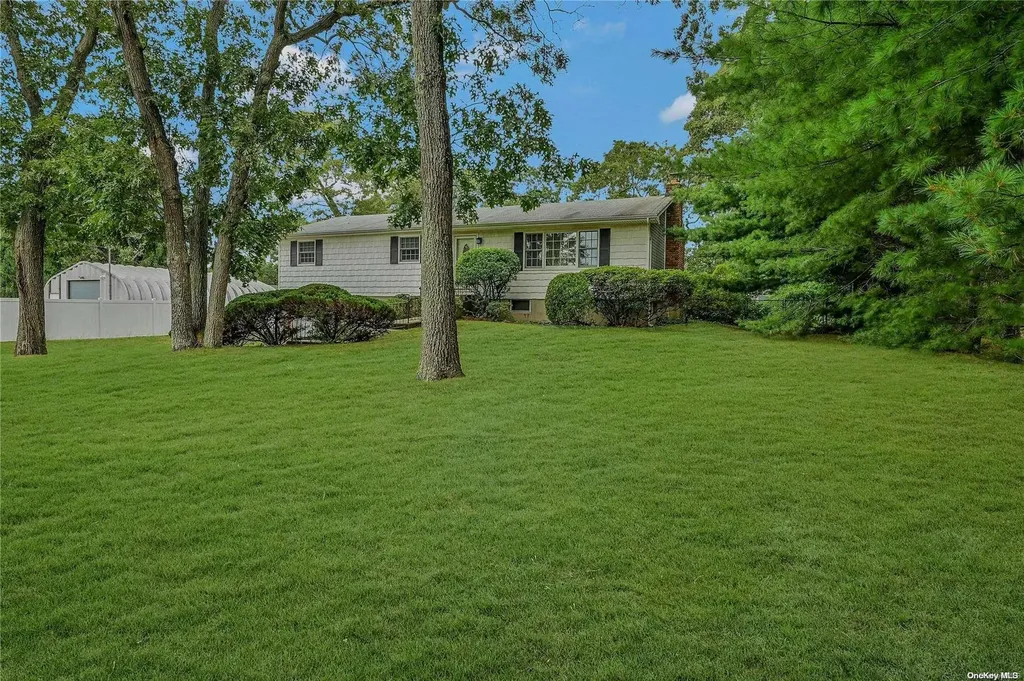 8 Oak Place Selden NY 11784
