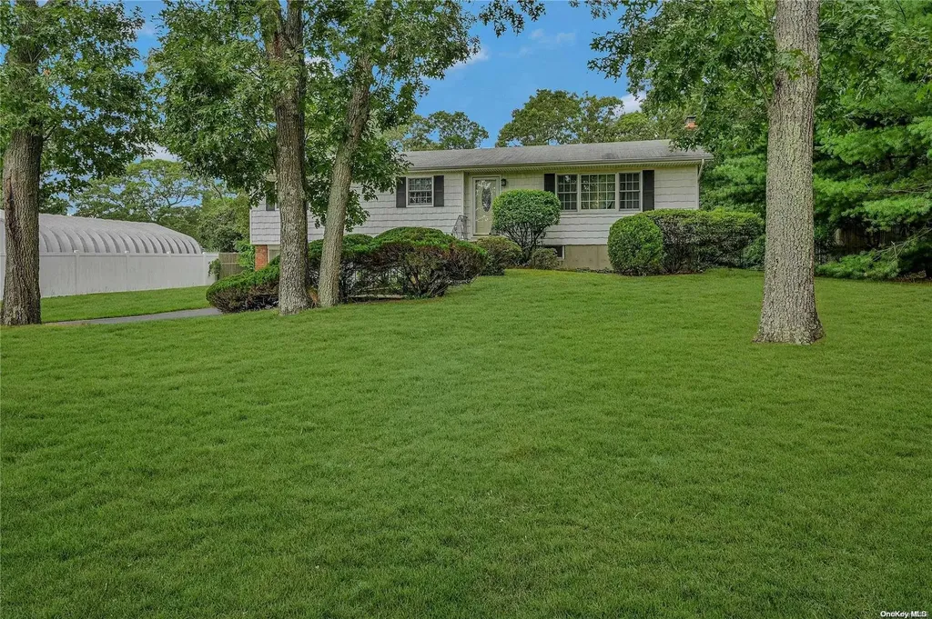 8 Oak Place Selden NY 11784