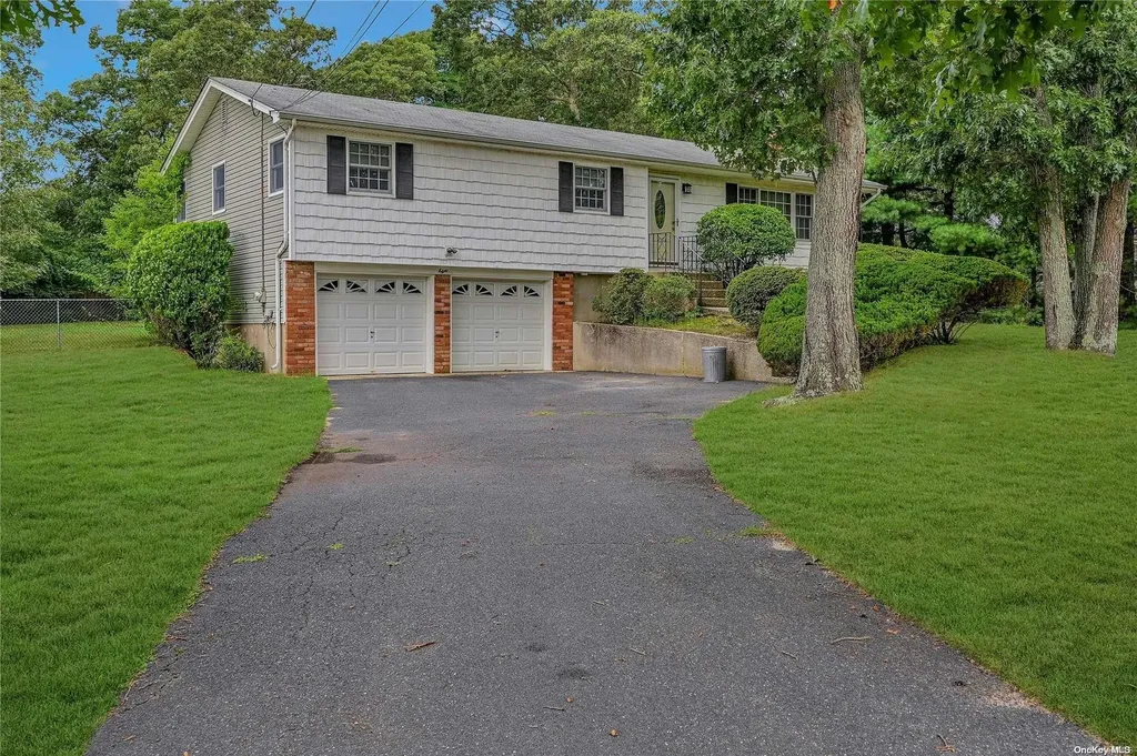 8 Oak Place Selden NY 11784