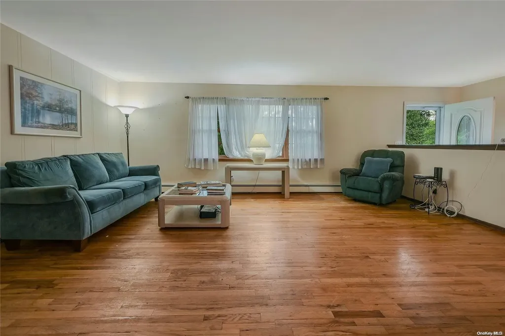 8 Oak Place Selden NY 11784