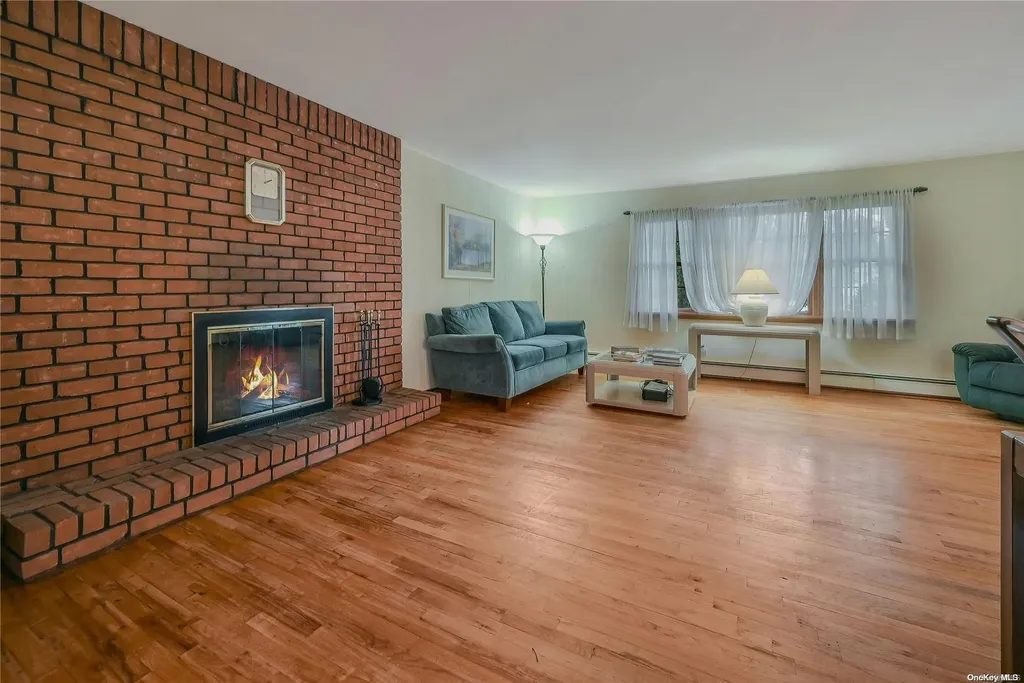 8 Oak Place Selden NY 11784