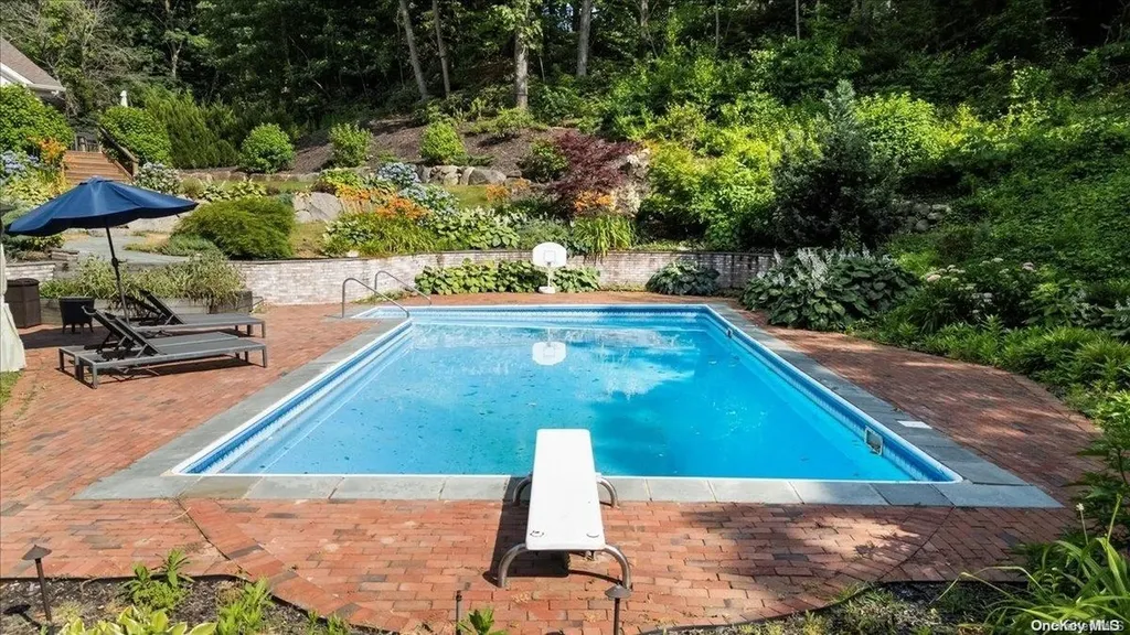 2 Susan Lane Dix Hills NY 11746