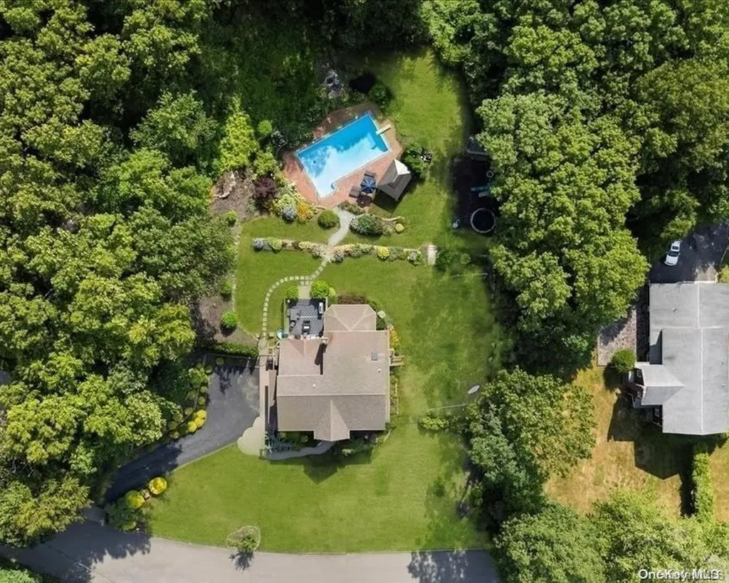 2 Susan Lane Dix Hills NY 11746