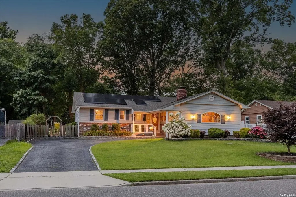 15 Camelot Lane Saint James NY 11780