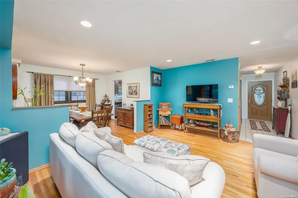 15 Camelot Lane Saint James NY 11780