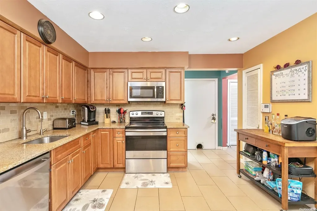 19 Elizabeth Way Ridge NY 11961