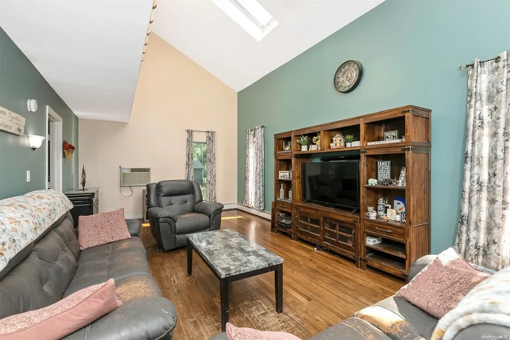 19 Elizabeth Way Ridge NY 11961