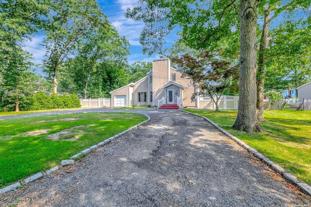 19 Elizabeth Way Ridge NY 11961