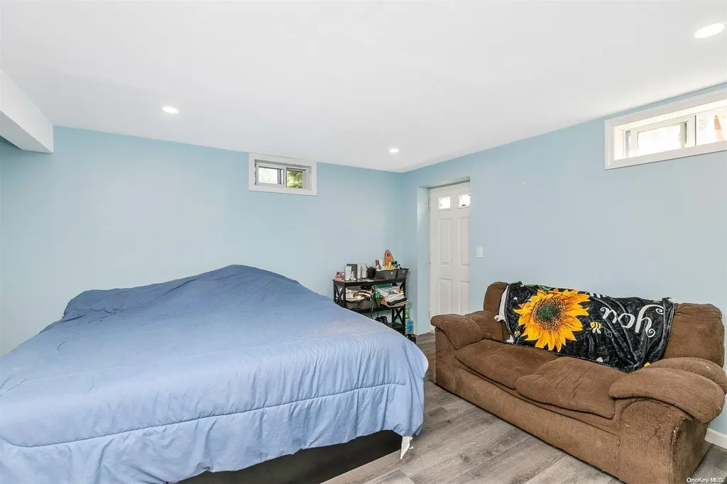 19 Elizabeth Way Ridge NY 11961