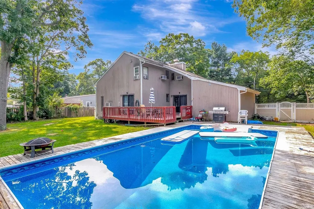 19 Elizabeth Way Ridge NY 11961