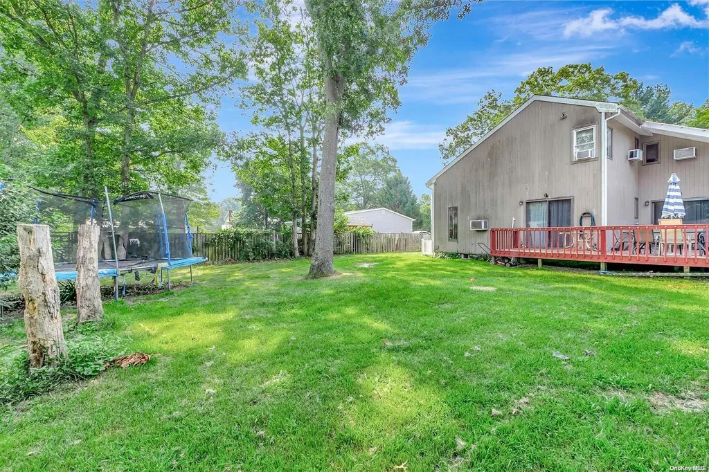 19 Elizabeth Way Ridge NY 11961