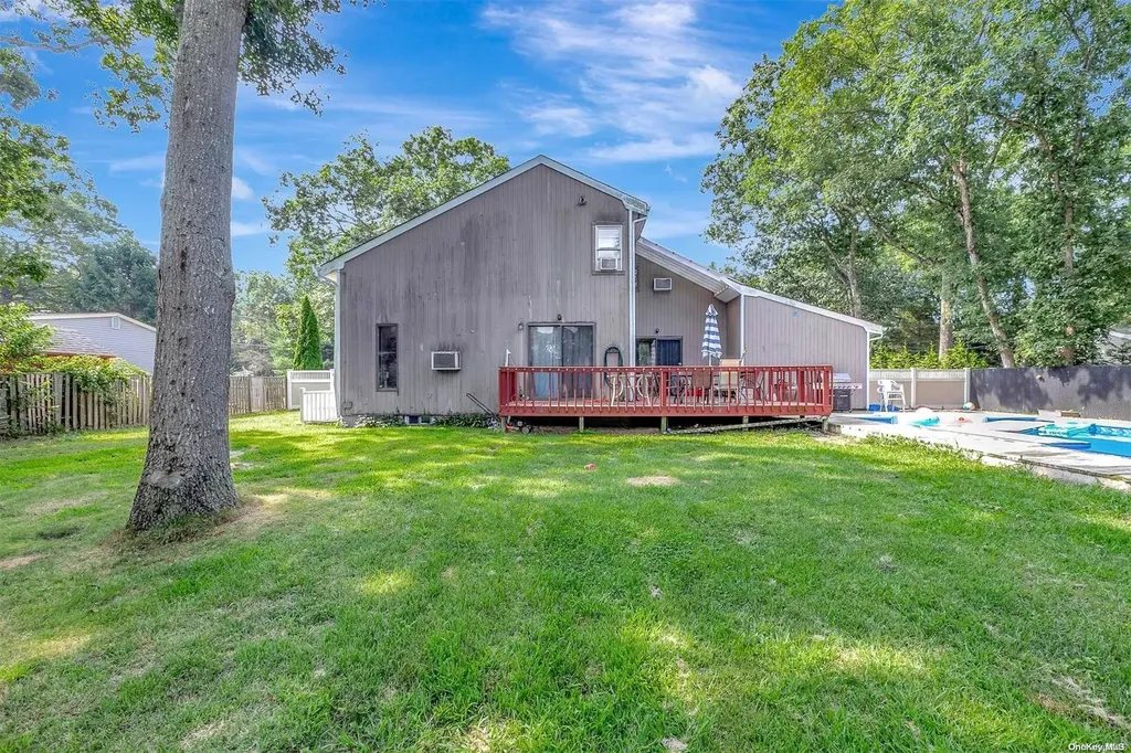 19 Elizabeth Way Ridge NY 11961