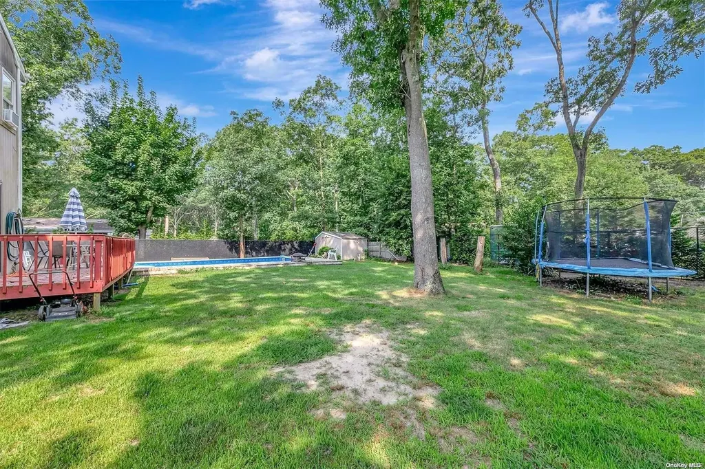 19 Elizabeth Way Ridge NY 11961