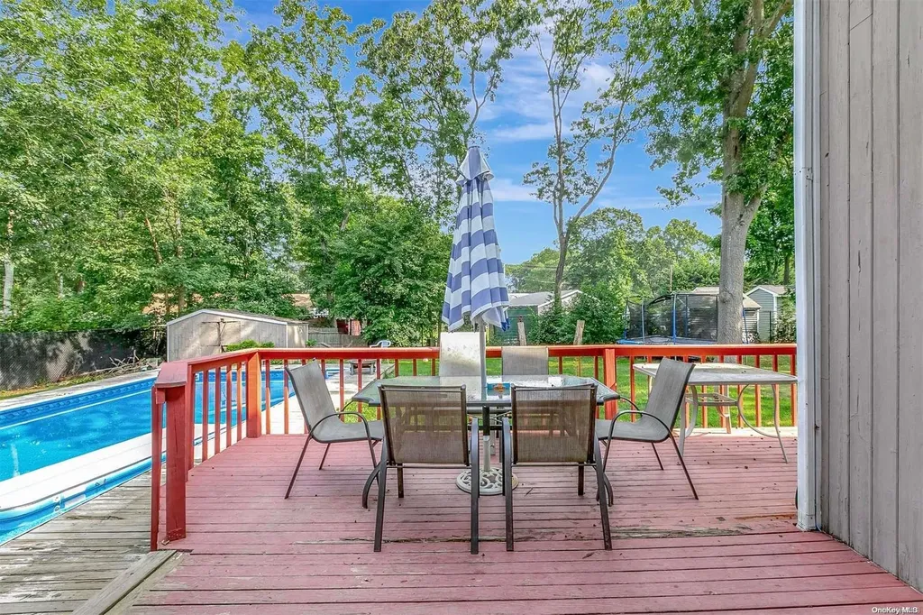 19 Elizabeth Way Ridge NY 11961