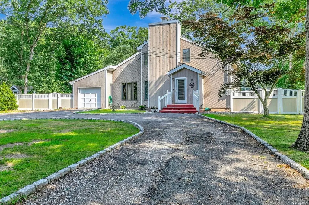 19 Elizabeth Way Ridge NY 11961