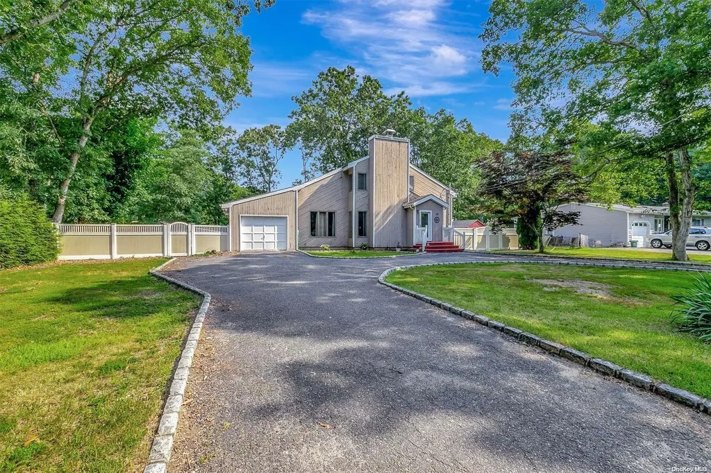 19 Elizabeth Way Ridge NY 11961
