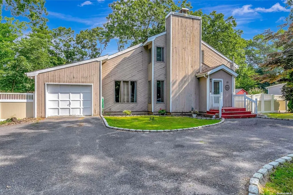 19 Elizabeth Way Ridge NY 11961