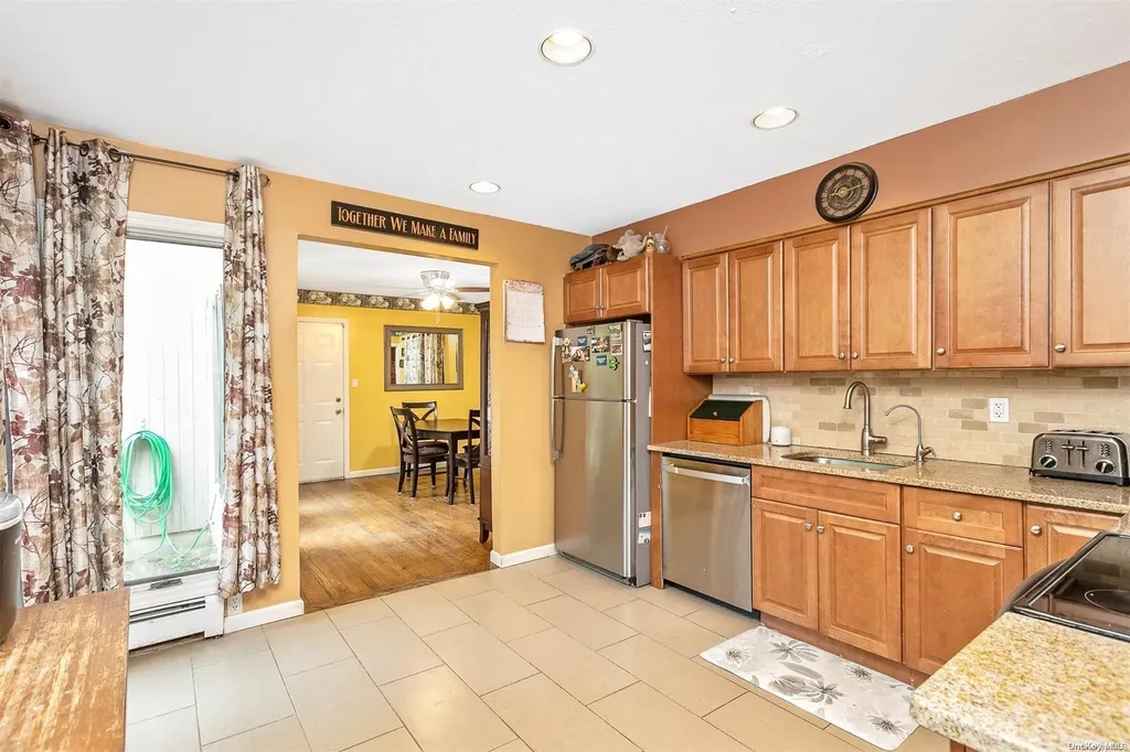 19 Elizabeth Way Ridge NY 11961