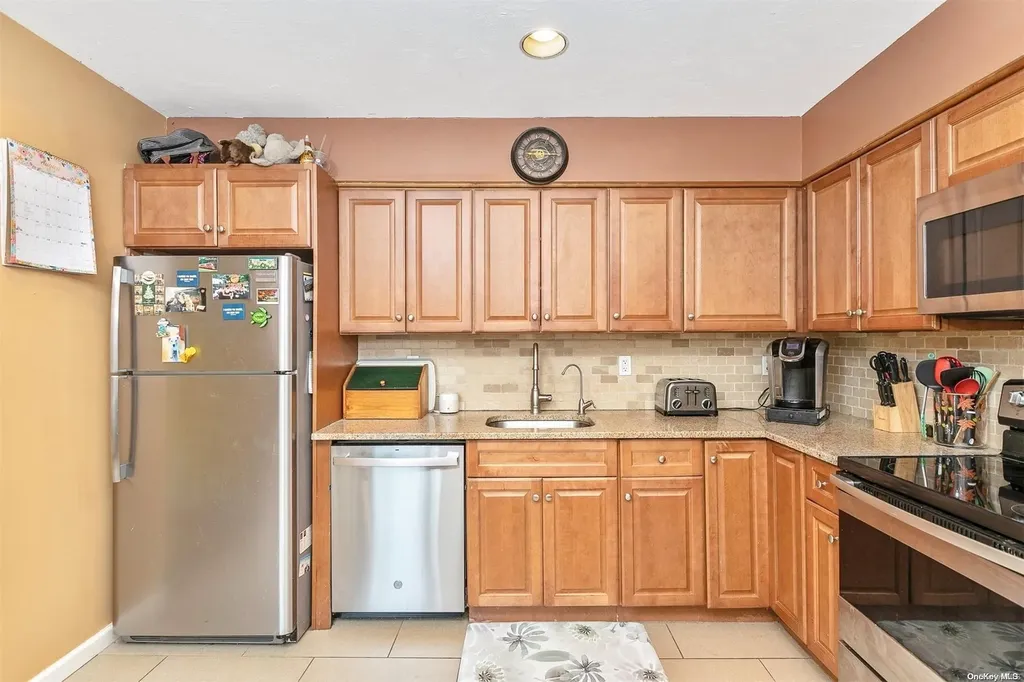19 Elizabeth Way Ridge NY 11961