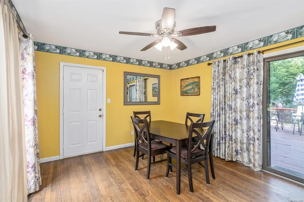 19 Elizabeth Way Ridge NY 11961