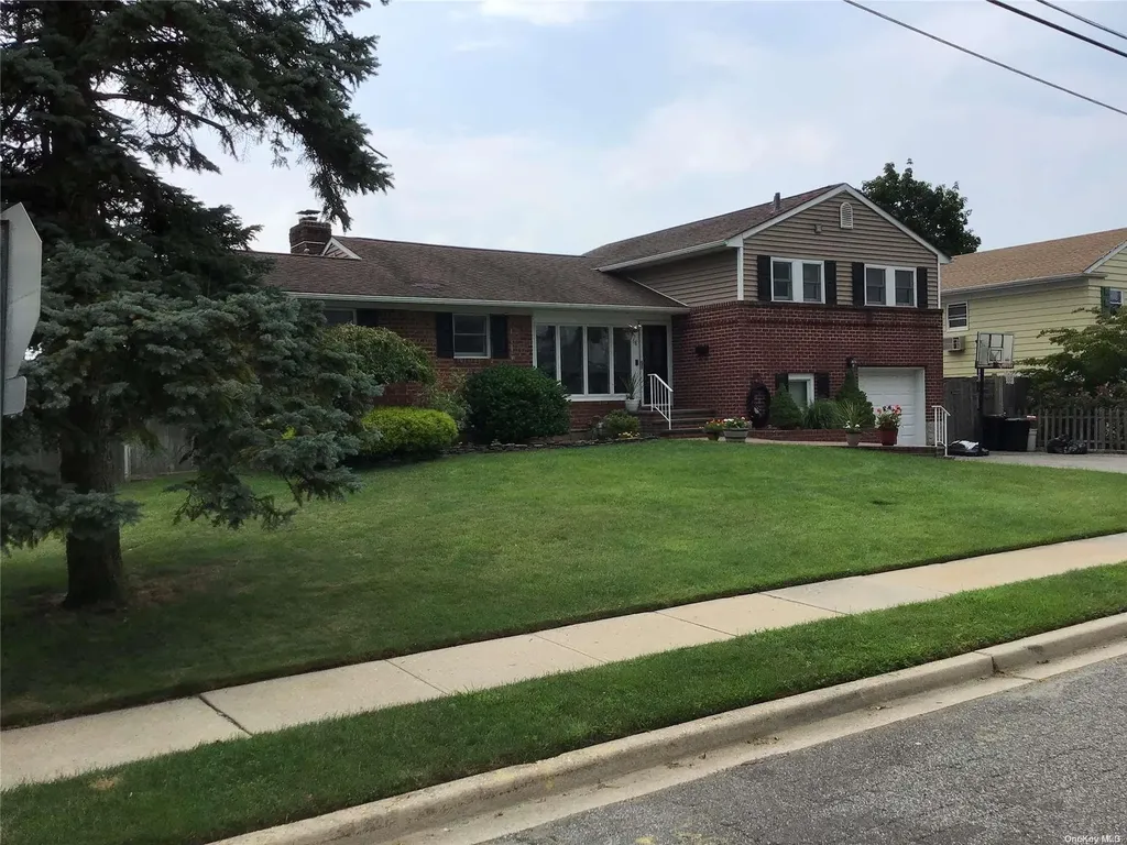 18 Jonathan Avenue Hicksville NY 11801