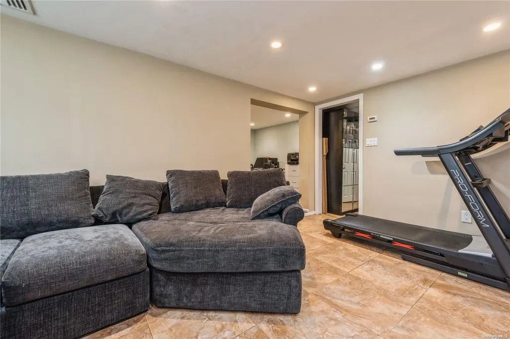 3219 Neptune Avenue Oceanside NY 11572