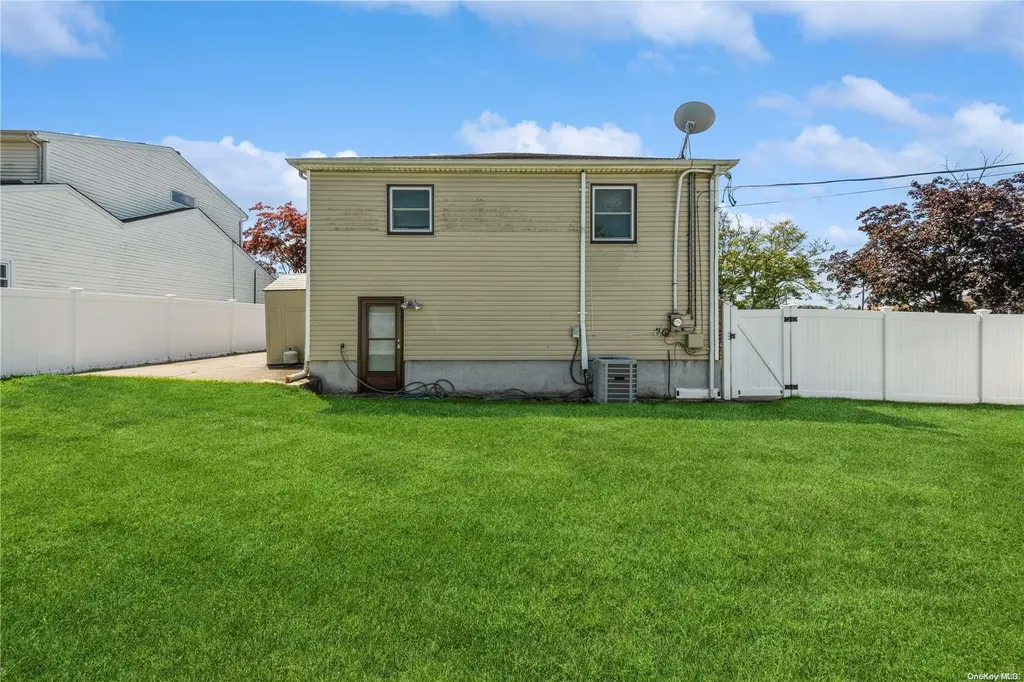 3219 Neptune Avenue Oceanside NY 11572