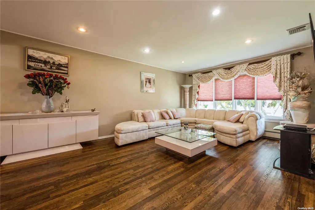 3219 Neptune Avenue Oceanside NY 11572